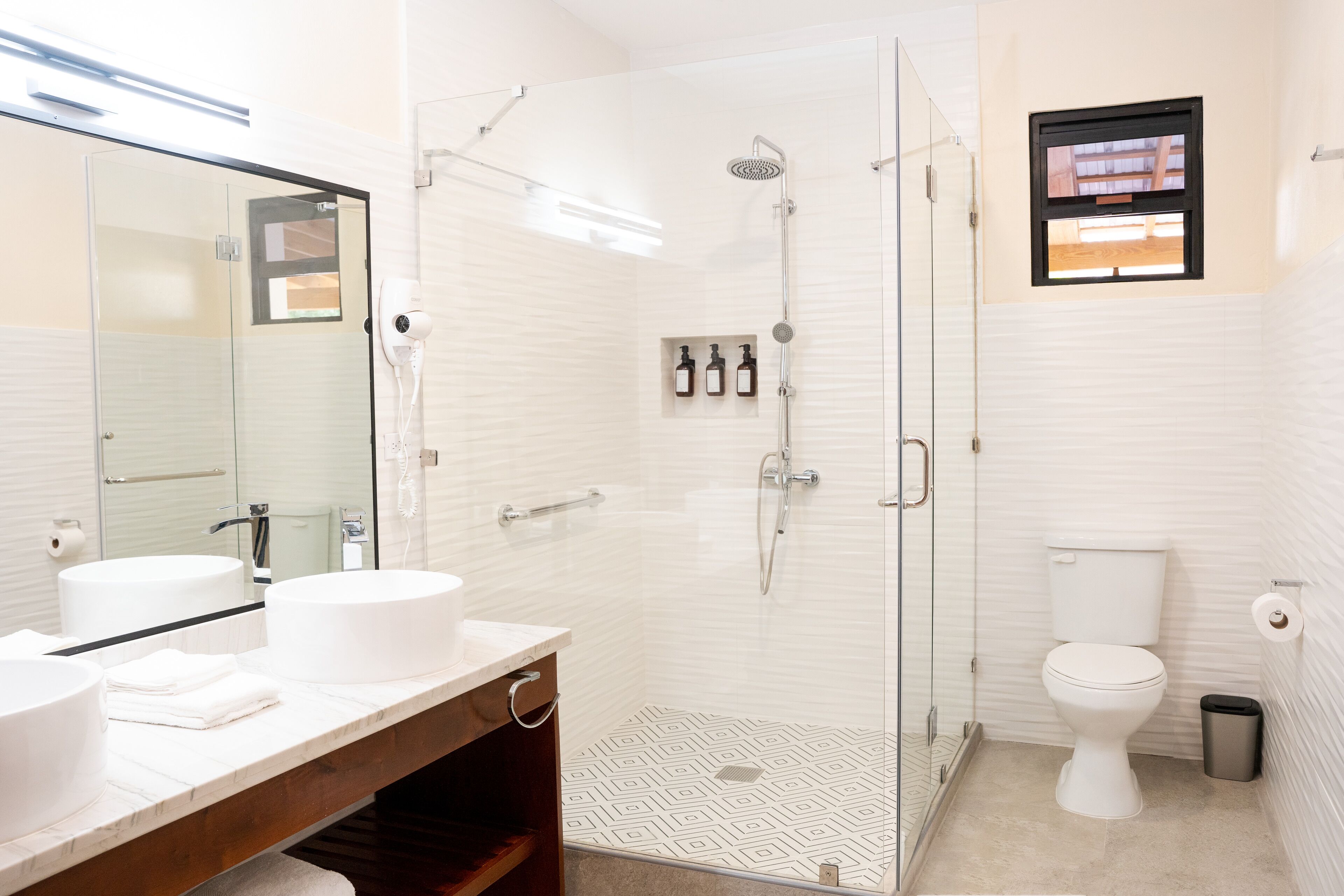 Studio, 1 très grand lit et 1 canapé-lit, coin cuisine | Salle de bain