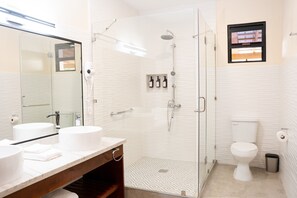 Studio, 1 kingsize bed met slaapbank, kitchenette | Badkamer | Een douche, een regendouche, gratis toiletartikelen, een haardroger