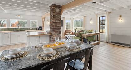 100% Restored Large Farmhouse in the Hub of Stowe with Soaking Tub