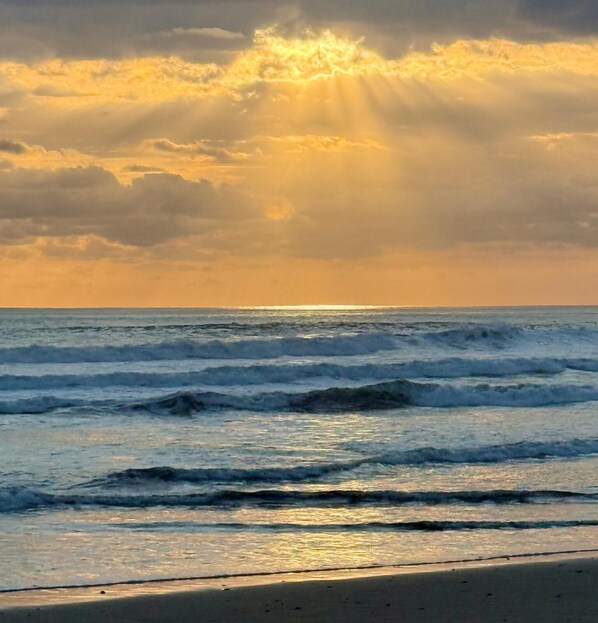 Sun-loungers, beach towels - 6-bedroom house in Hermosa Palms, Playa Hermosa near Jaco Beach in Costa Rica. (PLAYA HERMOSA)