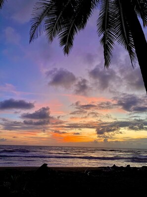 Sun-loungers, beach towels - 6-bedroom house in Hermosa Palms, Playa Hermosa near Jaco Beach in Costa Rica. (PLAYA HERMOSA)