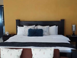 6 bedrooms, desk, WiFi, bed sheets - 6-bedroom house in Hermosa Palms, Playa Hermosa near Jaco Beach in Costa Rica. (PLAYA HERMOSA)