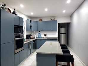 Køleskab, mikrobølgeovn, ovn, kogeplade