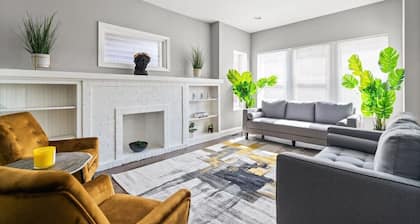 Spacious 8 BDR + 2 Kitchens + Garage! Sleeps 16!