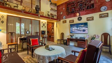 Toetasjesleilighet – classic, byutsikt | Oppholdsområde | Smart-TV