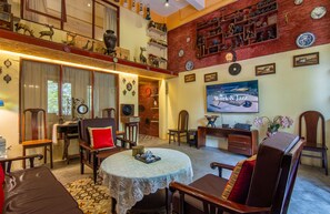 Appartement Duplex Classique, vue ville | Coin séjour | TV connectée