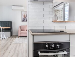 Kylskåp, mikrovågsugn, ugn och spishäll