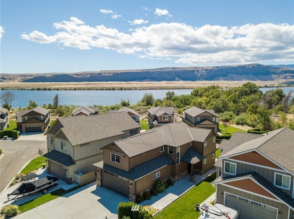 Private single family home in Crescent Bay Resort. Can accommodate large groups!