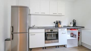 Kühlschrank, Herdplatte, Wasserkocher mit Kaffee-/Teezubehör