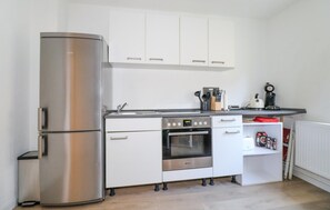 Fridge, stovetop, coffee/tea maker