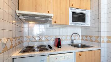 KylskÄp, ugn och grytor/köksredskap