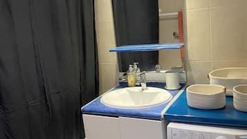 Haartrockner, Handtücher, Seife, Toilettenpapier