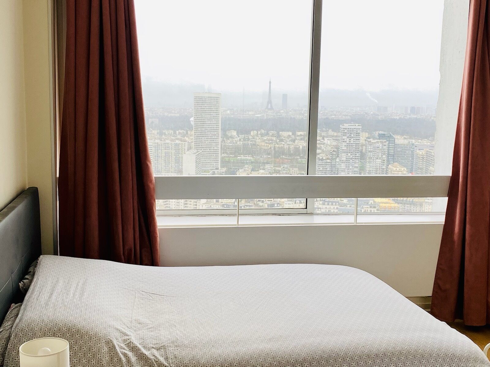 1 slaapkamer, een bureau, een strijkplank/strijkijzer, reisbedje