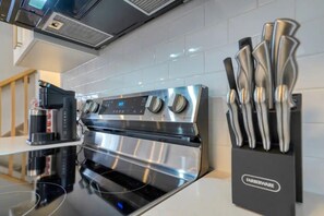 Fridge, microwave, oven, stovetop - Niagara Falls Getaway! (Niagara Falls)