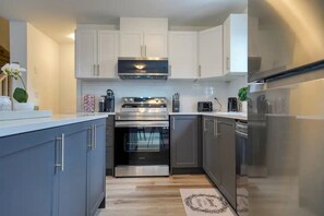 Kjøleskap, mikrobølgeovn, ovn og kokeplater