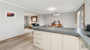 Interior - Sea Breeze A cosy 4/1 holiday home, just 300m from Lancelin Back Beach (Lancelin)