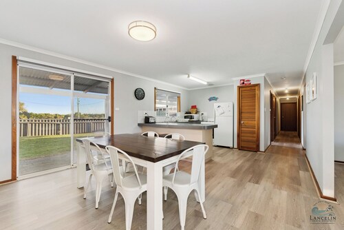 Sea Breeze A cosy 4/1 holiday home, just 300m from Lancelin Back Beach