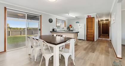 Sea Breeze A cosy 4/1 holiday home, just 300m from Lancelin Back Beach