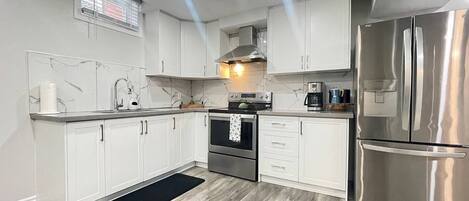 Microondas, horno, parrilla de estufa y cafetera y tetera