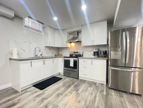 Mikrowelle, Ofen, Herdplatte, Wasserkocher mit Kaffee-/Teezubehör