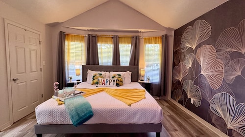 Charming House, Sleep 8, Beach, Casino, Private fenced in backyard