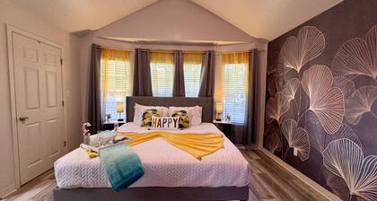 Charming House, Sleep 8, Beach, Casino, Private fenced in backyard