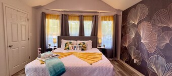 Charming House, Sleep 8, Beach, Casino, Private fenced in backyard