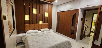 Caja de seguridad en la habitación y tabla de planchar con plancha