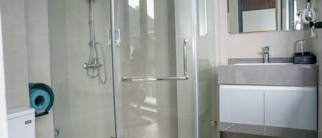 Duschwanne, Hydromassagedusche, Haartrockner, Hausschuhe