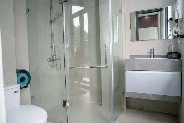 Een bad/douchecombinatie, een hydromassagedouche, een haardroger