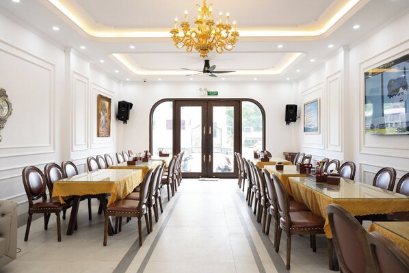 Restaurant - Charming Hill Hotel Cat Ba (Hai Phong)