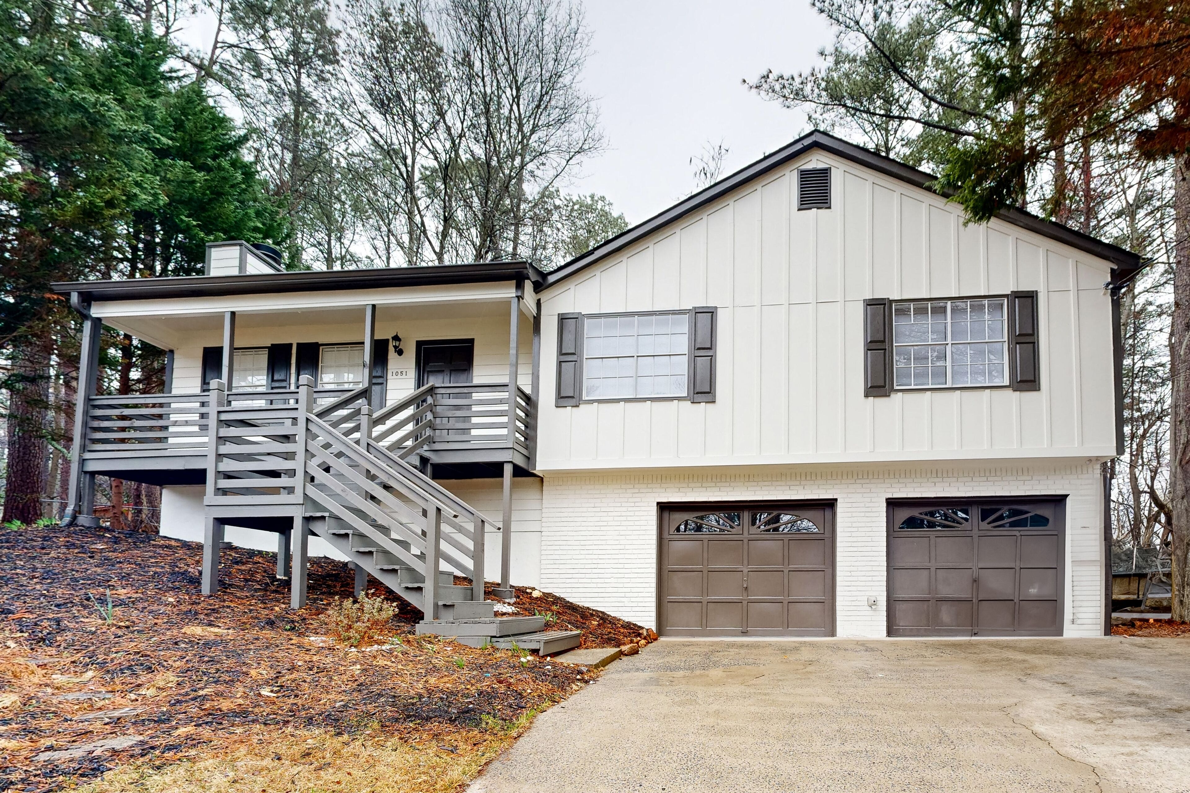 Dog-friendly home with full kitchen, washer/dryer, furnished deck, & AC