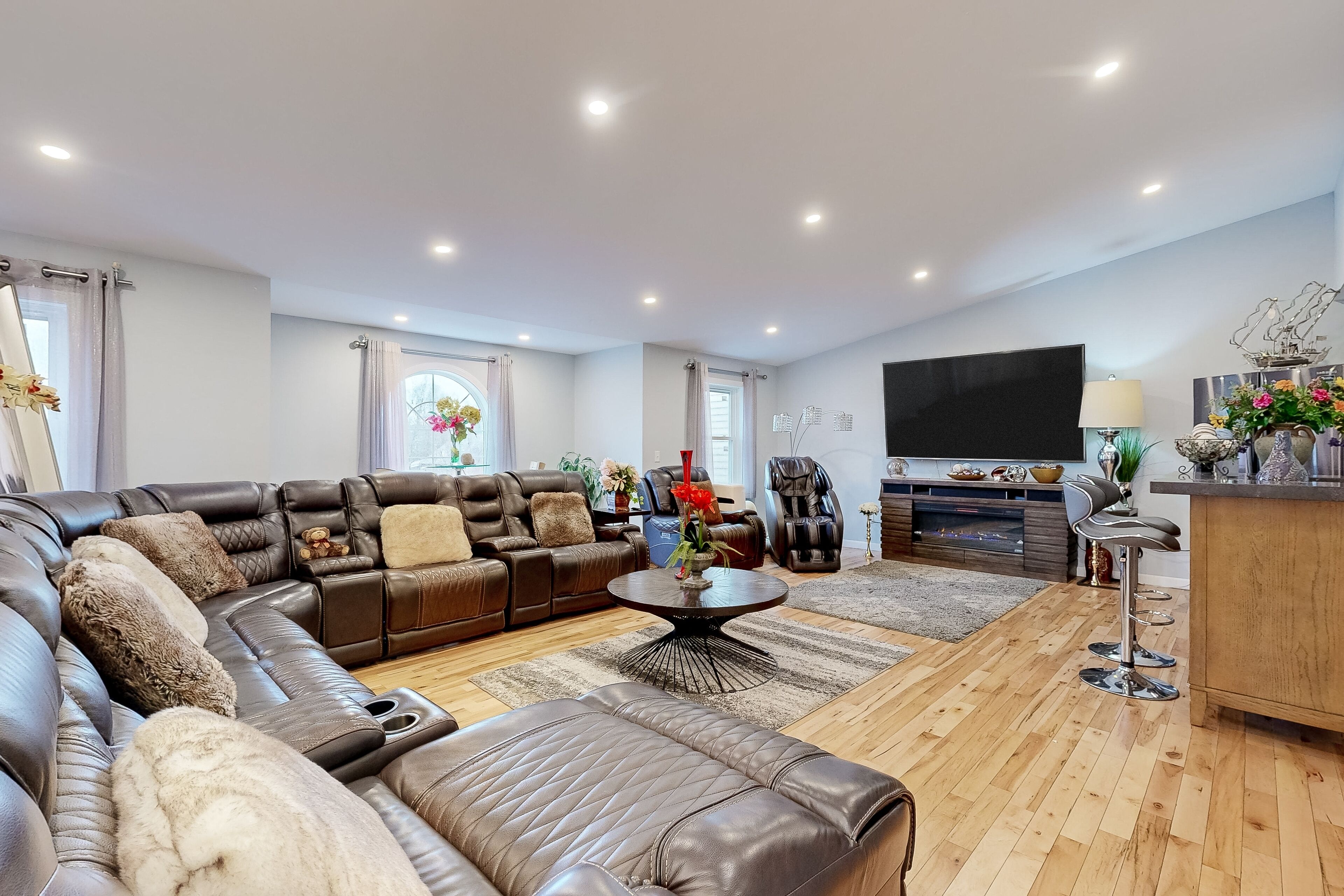 Spacious home with large yard, great for groups, close to Portland & beaches
