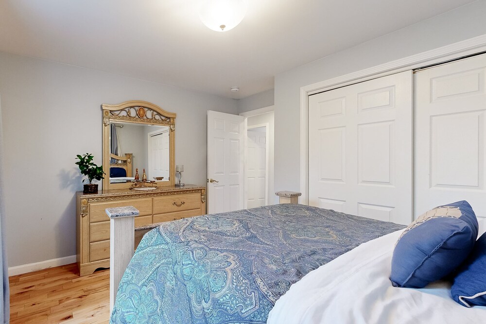 Spacious home with large yard, great for groups, close to Portland