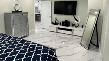 4 bedrooms, in-room safe, desk, iron/ironing board