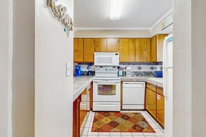 Køleskab, mikrobølgeovn, ovn, kogeplade