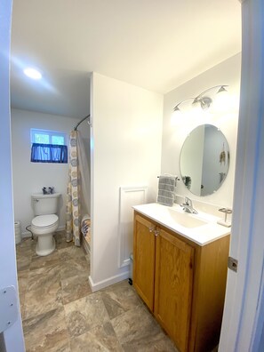 Haartrockner, Handtücher, Seife, Shampoo