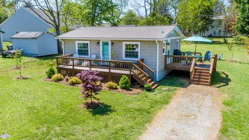 Lake Norman getaway steps away from Marina!