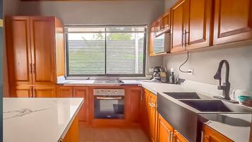 Casa | Cocina privada | Refrigerador con congelador, microondas, horno y parrilla de estufa