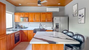 Rumah | Dapur pribadi | Lemari es besar, microwave, oven, dan kompor