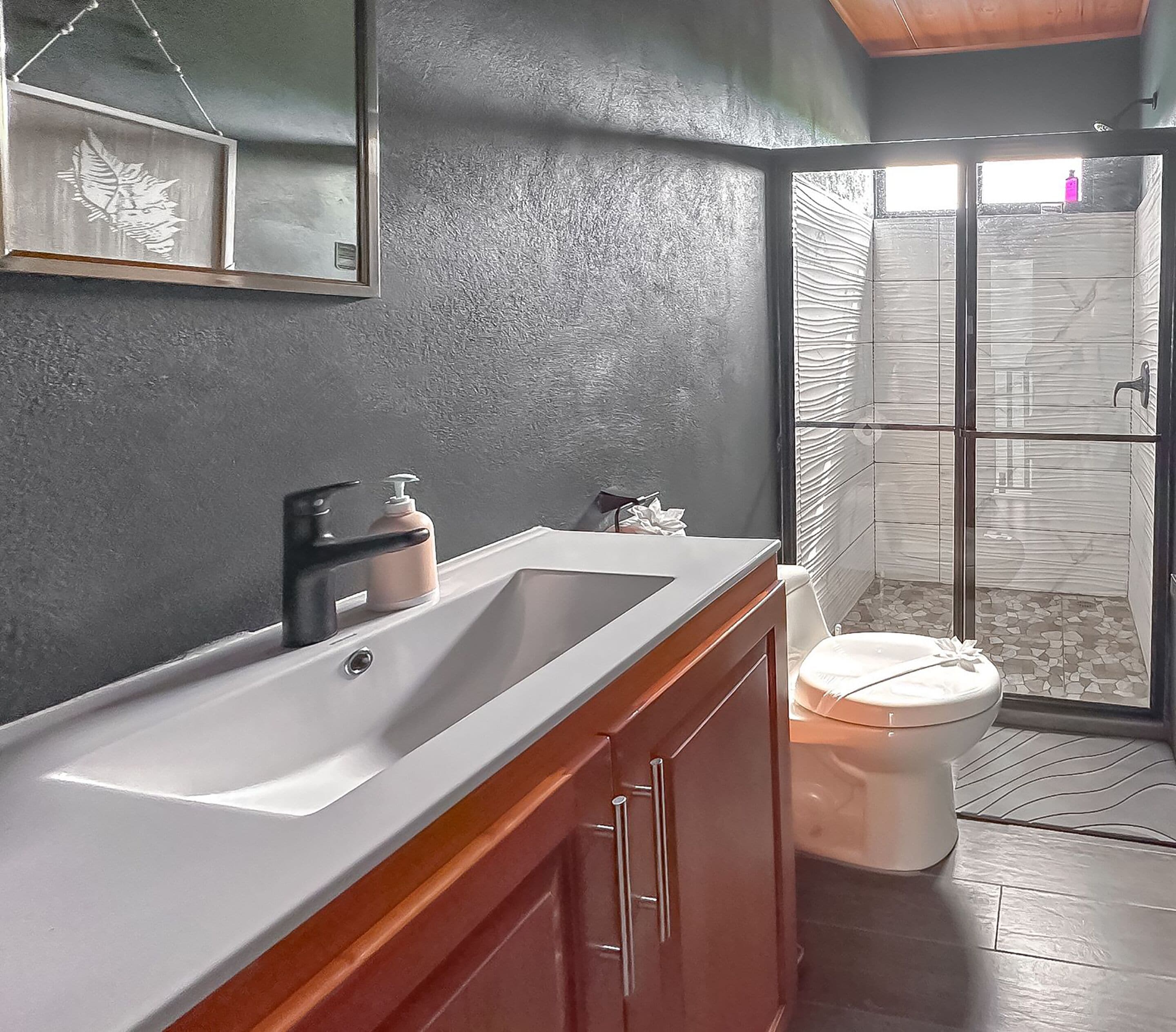 House | Bathroom | Shower, rainfall showerhead, free toiletries, hair dryer