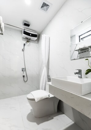 淋浴設備、水力按摩花灑、風筒、提供毛巾