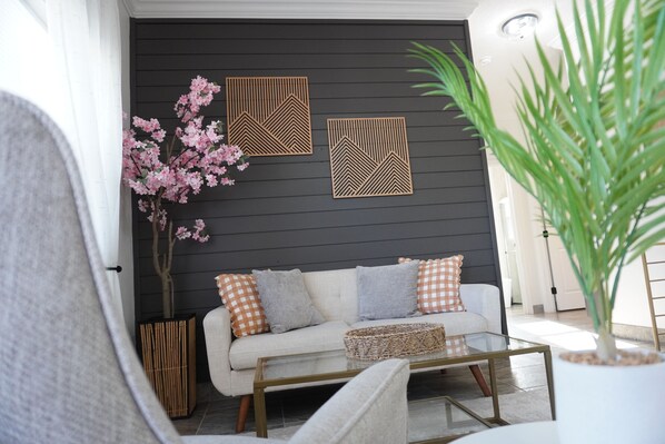 Villa – premium, 2 soverom, elveutsikt | Oppholdsområde | Smart-TV