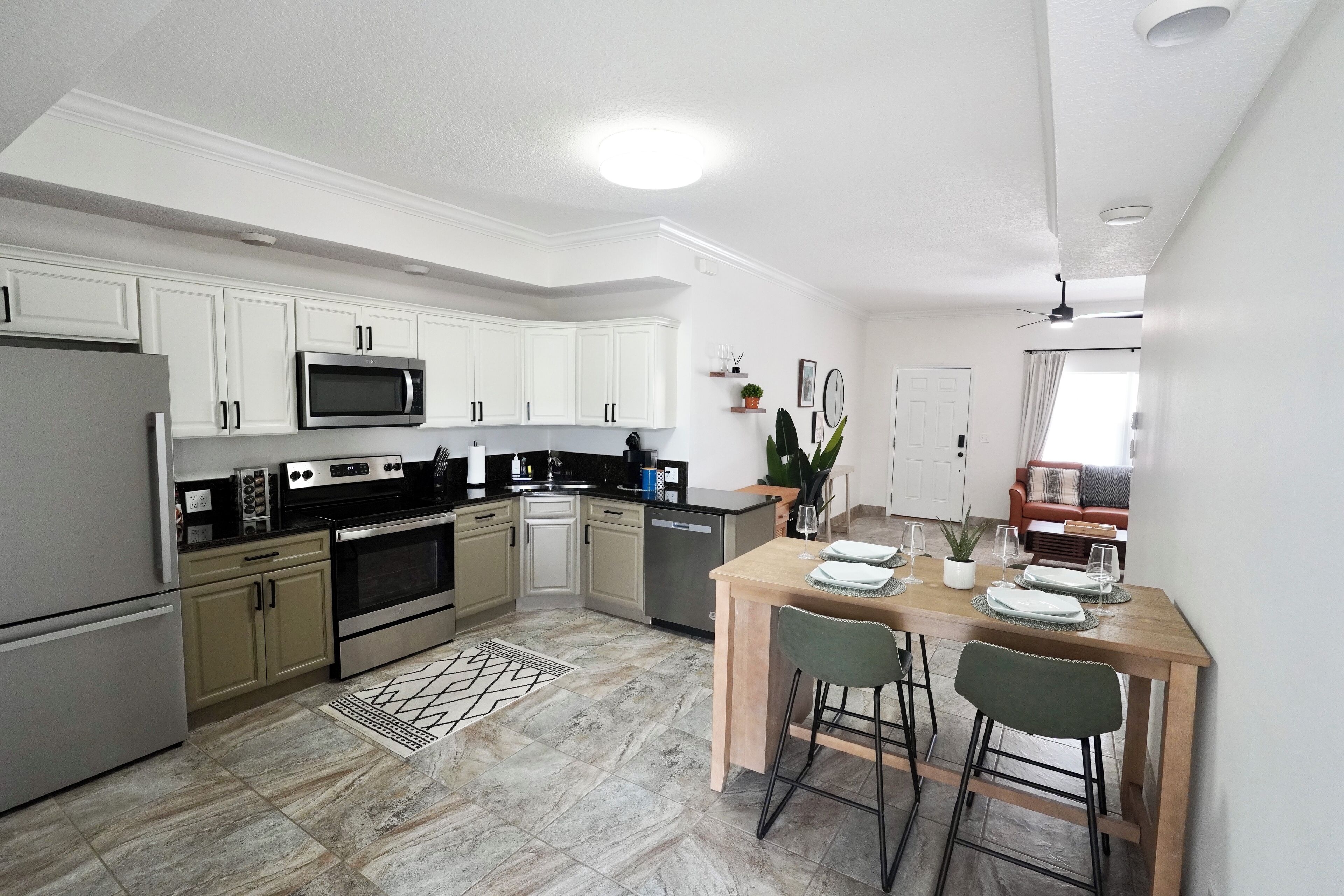 SoLE "Courtyard*-Suite #1 2 minute walk to beach | Private kitchen | Coffee/tea maker
