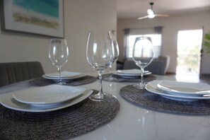Premium-Villa, 2 Schlafzimmer, Flussblick | Essbereich im Zimmer