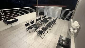 City Apartment | Private kitchen | Fridge, microwave, oven, stovetop