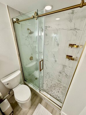 Douche, sèche-cheveux, serviettes fournies, shampoing