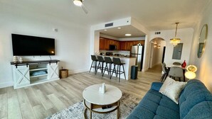 TV, offices - Balcony Lake Views |  Pool, Gym, WiFi & Parking (Orlando)