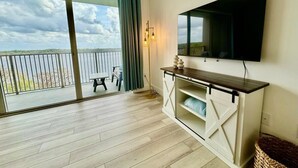 TV, offices - Balcony Lake Views |  Pool, Gym, WiFi & Parking (Orlando)