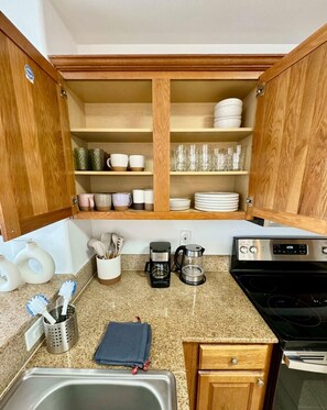 冷蔵庫、電子レンジ、オーブン、コンロ